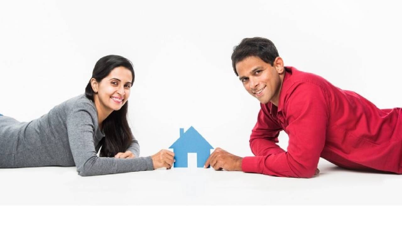 स्वतःचे घर असावे असे प्रत्येकाचे स्वप्न असते. घर खरेदीसाठी तर कधी कधी सर्व कमाई डावावर लावली जाते. तरीही घराचे स्वप्न दूर असते. मग पैसे जमावण्यासाठी बँक अथवा खासगी पतसंस्था, खासगी बँकांकडे लोक धाव घेतात. गृहकर्ज हे इतर कर्जांच्या तुलनेत सर्वाधिक काळ चालते. कर्ज चुकवण्यासाठी 15-20-30 वर्ष निघून जातात. जर तुमची कमाई, उत्पन्न जास्त नसेल तर संयुक्त गृहकर्जाचा पर्याय फायदेशीर ठरू शकतो. 