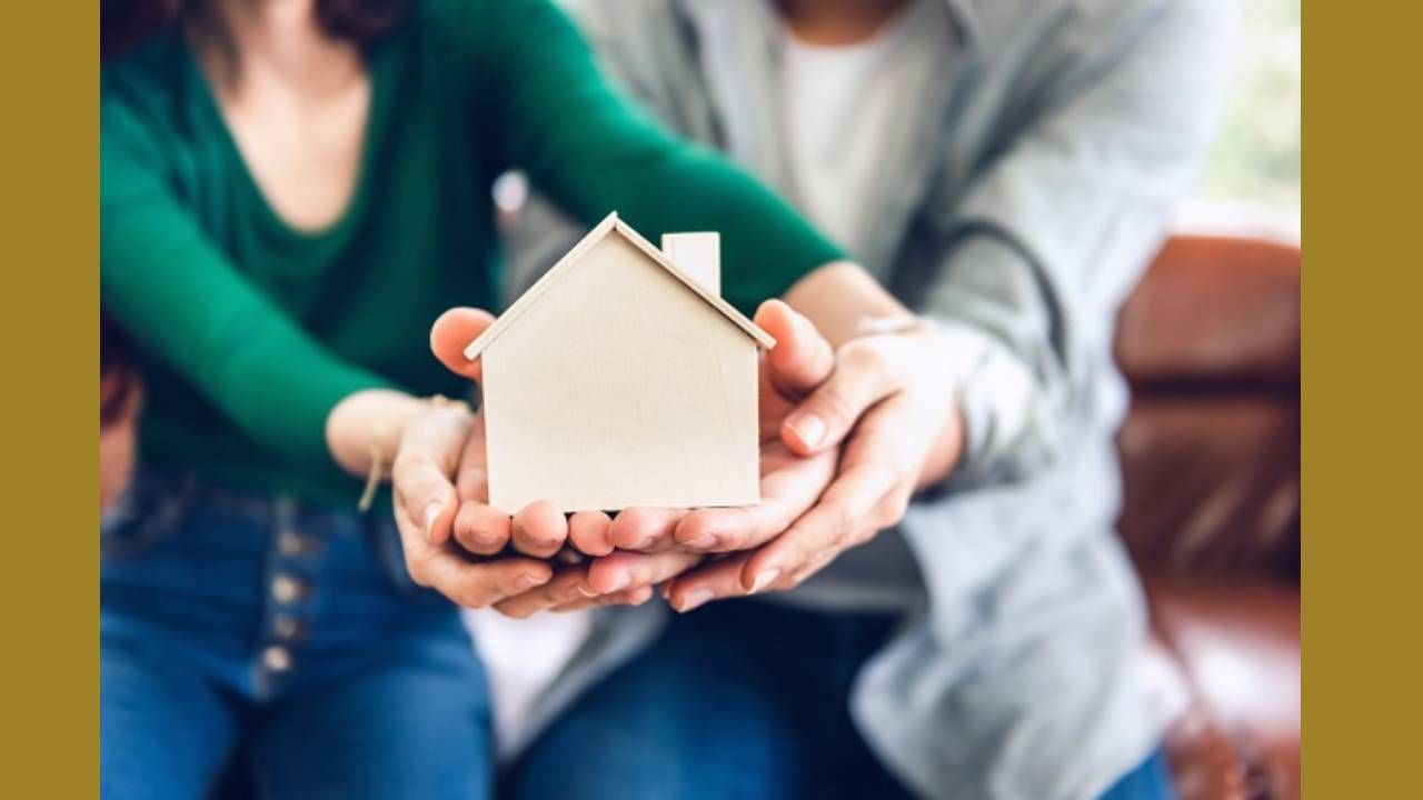 घर खरेदीसाठी बँक कमाल 80 टक्क्यांपर्यंत गृहकर्ज देतात. पण तुम्ही कुटुंबात कुणासोबत गृहकर्ज घेतात त्यावर ते अवलंबून असते. घर खरेदी करताना पती-पत्नी वा आई-वडील यांच्यापैकी कोणासोबत मिळून संयुक्त गृहकर्जासाठी अर्ज करावा? काय होतो फायदा?