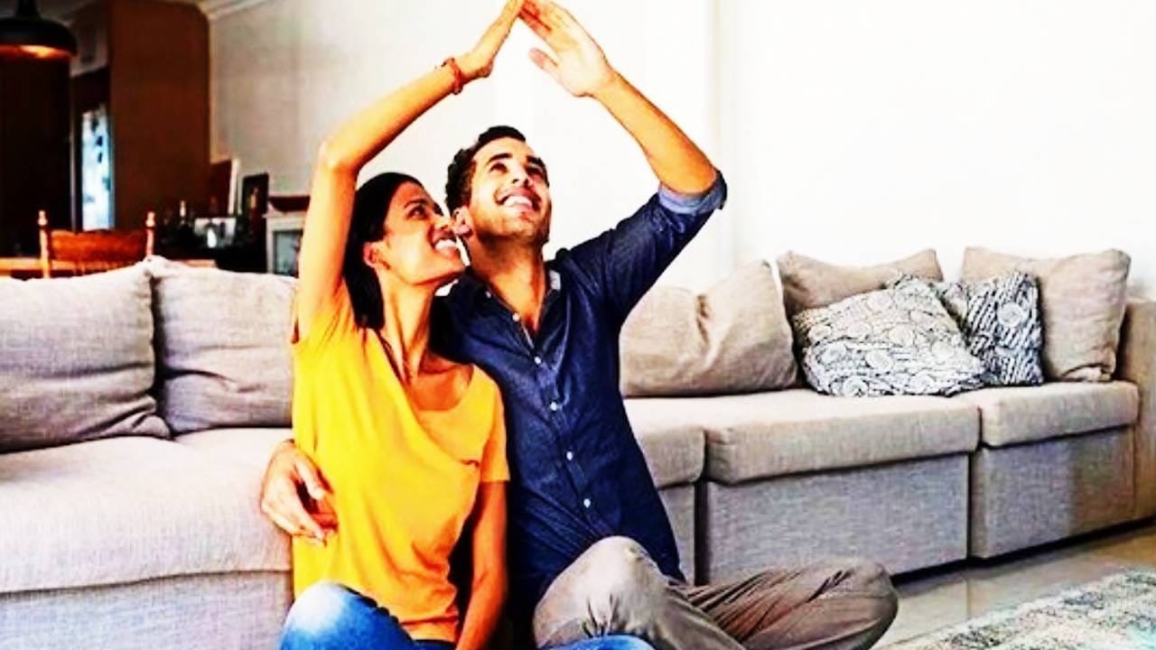 संयुक्त गृहकर्जासाठी बँका दोन व्यक्तीचे उत्पन्न जोडून कर्ज किती देता येईल याची चाचपणी करते. संयुक्त कर्जाचा सर्वात मोठा फायदा हप्त्यावर पडतो. EMI दोन व्यक्तींमध्ये विभाजीत होतो. एका व्यक्तीवर बोजा पडत नाही.