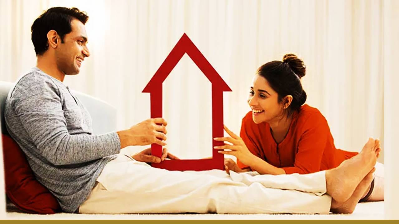 जर पती-पत्नी दोघेही नोकरी करत असतील तर त्यांनी संयुक्त गृहकर्ज फायद्याचे ठरते. जर पत्नी गृहिणी असेल तर मग आई-वडील जे नोकरी करत असतील, त्यांच्यासह संयुक्त गृह कर्ज घेणे फायद्याचे ठरते. अर्थात घर कुणाच्या नावे असावे यावर निर्णय होऊ शकतो.