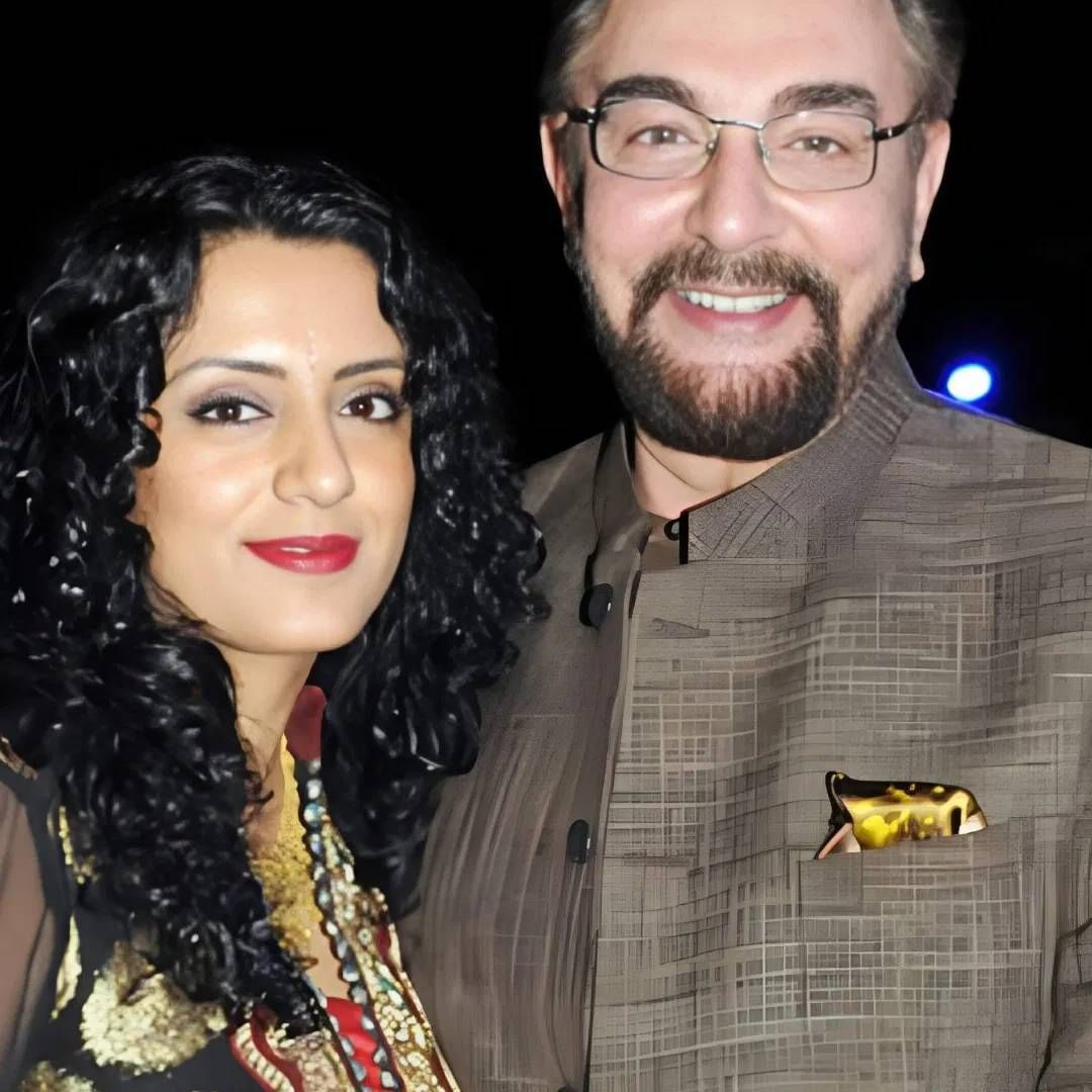 जुन्या काळातील अभिनेता कबीर बेदी यांनी एक-दोन नाही, तर चार-चार लग्न केली आहेत. चौथं लग्न त्यांनी परवीन दोसांझ सोबत 2016 मध्ये केलं. लग्नाच्यावेळी त्यांचं वय 70 वर्ष होतं. परवीन 40 वर्षांची होती. दोघांच्या वयात 30 वर्षांच अंतर आहे.