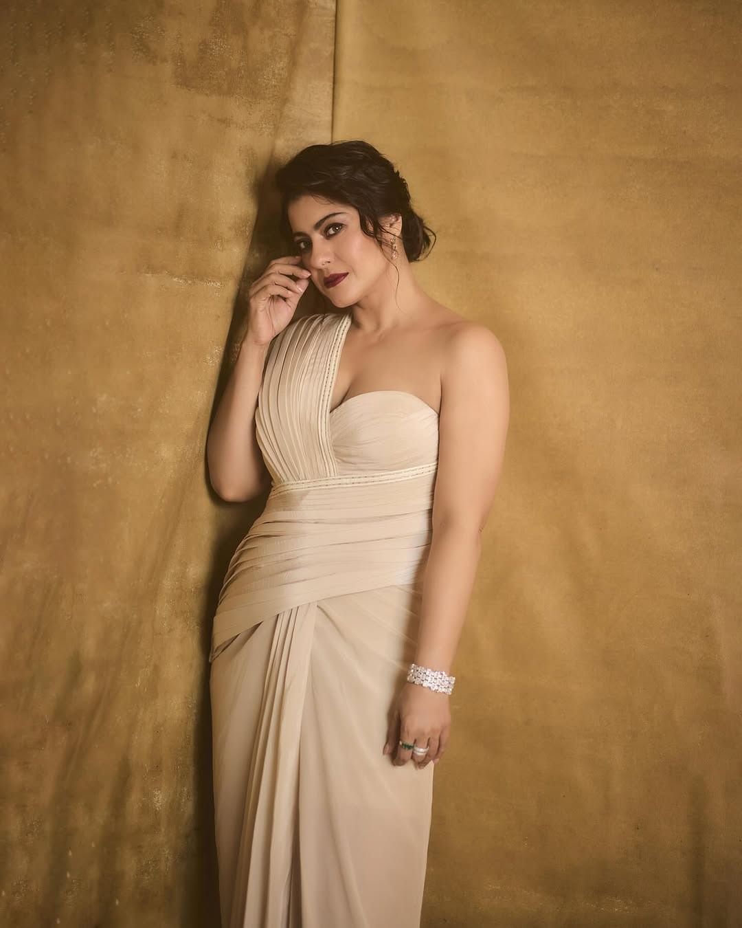 अभिनेत्री काजोल हिने 90 च्या दशकाच चाहत्यांच्या मनावर राज्य करत चाहत्यांचं मनोरंजन केलं. पण आजही अभिनेत्रीची क्रेझ कायम आहे. काजोलच्या चाहत्यांची संख्या फार मोठी आहे.