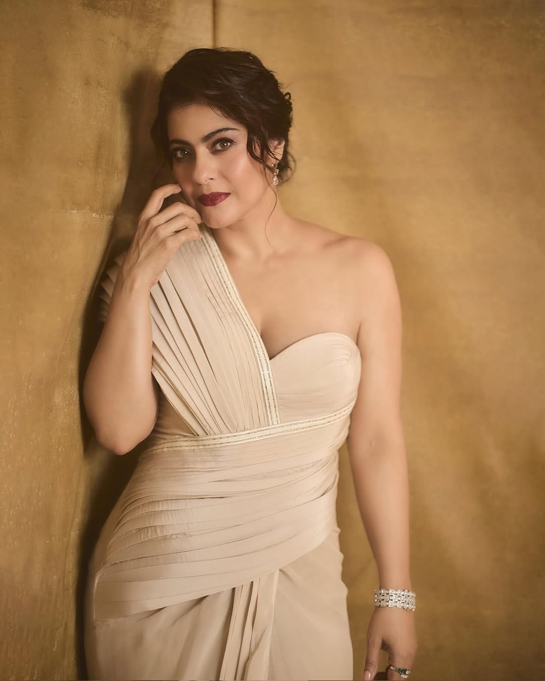 काजोल कायम फोटो पोस्ट करत लक्षवेधी कॅप्शन लिहित असते. आता देखील काजोल हिने असंच केलं आहे. सध्या काजोल हिची पोस्ट तुफान चर्चेत आहे. 