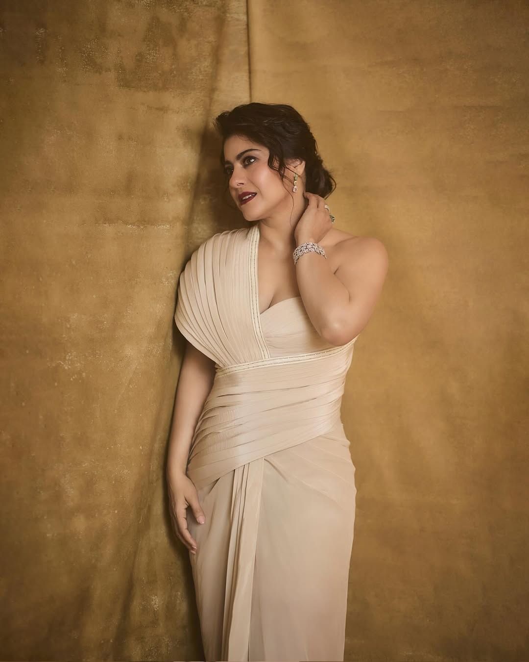 अभिनेत्री काजोल हिने स्वतःचे काही फोटो सोशल मीडियावर पोस्ट केले आहेत. सध्या सर्वत्र काजोल हिच्या नव्या लूकची चर्चा रंगली आहे.  