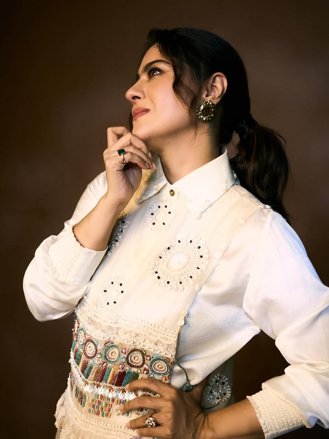 अभिनेत्री काजोल हिने स्वतःचे काही फोटो सोशल मीडियावर पोस्ट केले आहेत. चाहत्यांच्या संपर्कात राहण्यासाठी अभिनेत्री कायम स्वतःचे फोटो आणि व्हिडीओ पोस्ट करत असते. आता अभिनेत्याच्या कॅप्शनने सर्वांचं लक्ष वेधलं आहे.