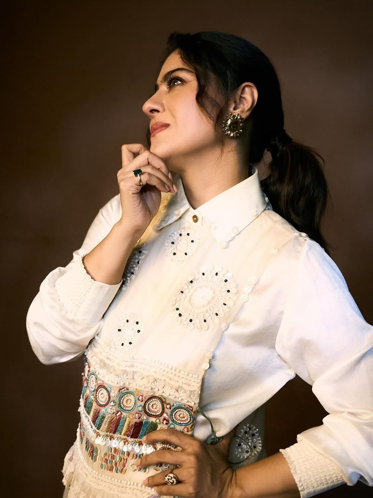 अभिनेत्री काजोल हिने स्वतःचे काही फोटो सोशल मीडियावर पोस्ट केले आहेत. चाहत्यांच्या संपर्कात राहण्यासाठी अभिनेत्री कायम स्वतःचे फोटो आणि व्हिडीओ पोस्ट करत असते. आता अभिनेत्याच्या कॅप्शनने सर्वांचं लक्ष वेधलं आहे.