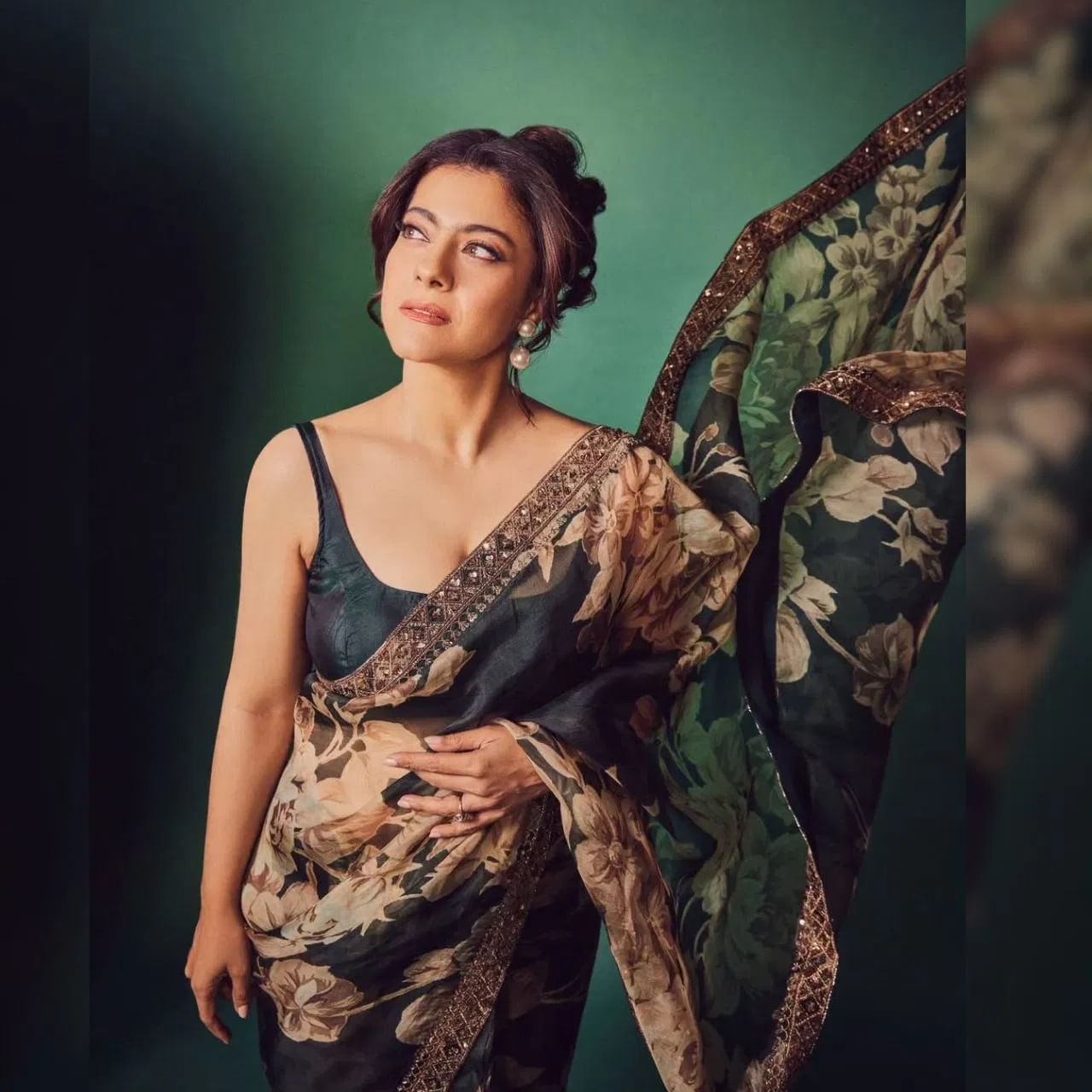 वयाच्या 51 व्या वर्षी देखील अभिनेत्रीच्या सौंदर्यात भर पडत आहे. अभिनेत्री सोशल मीडियाच्या माध्यमातून चाहत्यांच्या संपर्कात राहते आणि फॅशन गोल्स देते. 