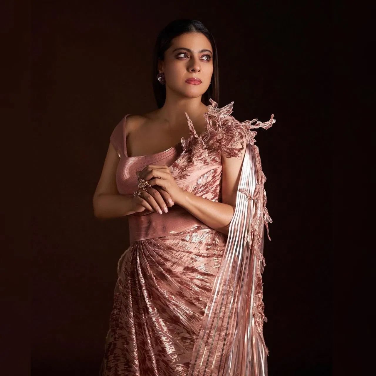 90 च्या दशकात  तर फक्त बॉलिवूडमध्येच नाही तर, चाहत्यांमध्ये देखील अभिनेत्रीचा बोलबाला होता. अभिनेत्रीचे सिनेमातील लूक देखील प्रचंड पसंतीस उतरले होते.