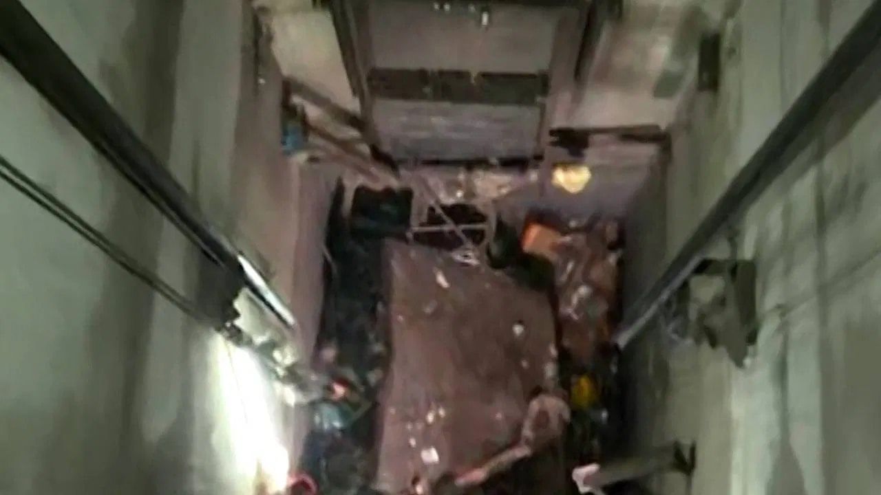 कुणाचा हात तर कुणाचा पाय फ्रॅक्चर, अचानक लिफ्ट कोसळल्याने मोठा अपघात; कल्याणमध्ये 8 जणांचं काय झालं? कुणाचा हात तर कुणाचा पाय फ्रॅक्चर, अचानक लिफ्ट कोसळल्याने मोठा अपघात; कल्याणमध्ये 8 जणांचं काय झालं?