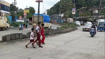 कल्याणचा रस्ता ठरतोय मृत्यूचा सापळा, विद्यार्थ्यांचा जीव मुठीत घेऊन प्रवास