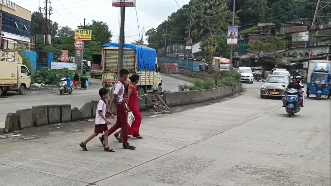 कल्याणचा रस्ता ठरतोय मृत्यूचा सापळा, विद्यार्थ्यांचा जीव मुठीत घेऊन प्रवास