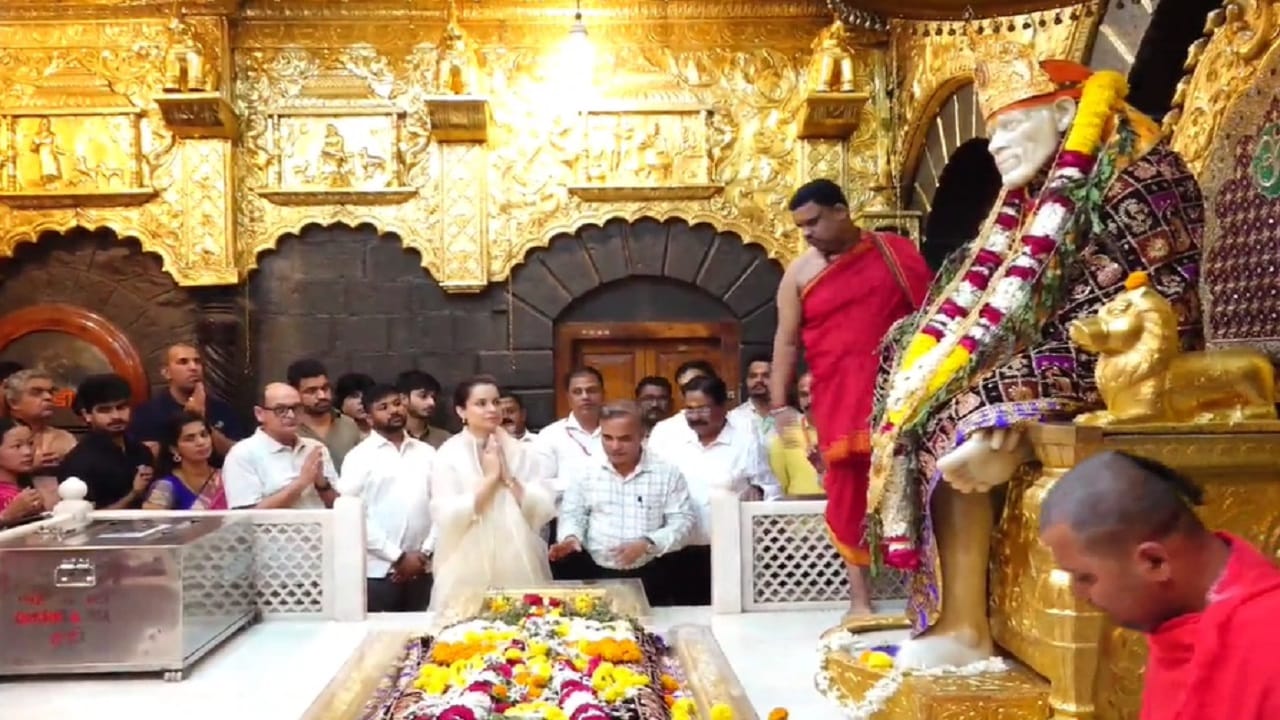 अभिनेत्री आणि खासदार कंगना राणौत यांनी साई दरबारी त्यांच्या समाधीचं दर्शन घेतलं आहे. साईबाबांच्या धूप आरतीला हजेरी लावत समाधीचे दर्शन घेतलं. 