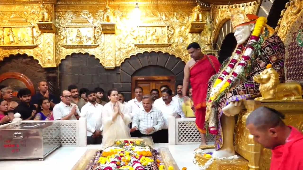 अभिनेत्री आणि खासदार कंगना राणौत यांनी साई दरबारी त्यांच्या समाधीचं दर्शन घेतलं आहे. साईबाबांच्या धूप आरतीला हजेरी लावत समाधीचे दर्शन घेतलं.