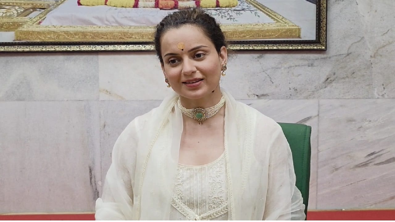 पुढे कंगना म्हणाल्या, फिल्म इण्डस्ट्रीवाल्यांनी माझी इमेज खराब केली होती...मात्र झाशीची राणी सिनेमा माझ्यासाठी पुनर्जन्मासारखा ठरला...' पण रजकीय विषयावर बोलणं त्यांनी टाळलं. 