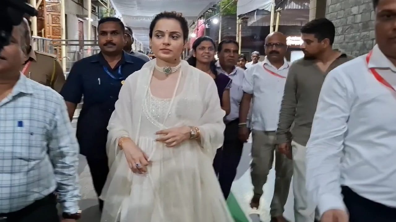  'झाशीच्या राणीच्या भूमिकेमुळे देशाच्या स्वातंत्र्याबाबत खूपकाही शिकायला मिळालं. फिल्म इण्डस्ट्रीवाल्यांनी माझी इमेज खराब केली होती... भारतीय वीरांगणांवर आणखी सिमेमे बनायला हवे... असं देखील कंगना म्हणाल्या. 