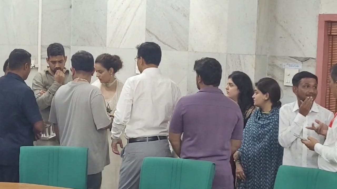  'झाशीच्या राणीच्या भूमिकेमुळे देशाच्या स्वातंत्र्याबाबत खूपकाही शिकायला मिळालं. फिल्म इण्डस्ट्रीवाल्यांनी माझी इमेज खराब केली होती... भारतीय वीरांगणांवर आणखी सिमेमे बनायला हवे... असं देखील कंगना म्हणाल्या. 