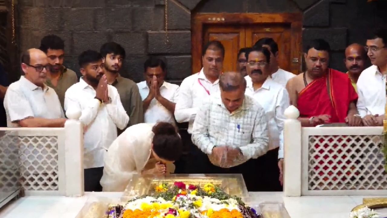 दर्शन घेतल्यानंतर कंगना यांनी भावना व्यक्त केल्या. 'परिवारातील सदस्य आणि मित्र परिवारासोबत दर्शनाला आले. पूर्वीची शिर्डी आणि आजची शिर्डी यात खूपच बदल झालाय. पंतप्रधान मोदी यांनी सुरू केलेल्या स्वच्छ भारत अभियानाचा प्रत्यय साई दरबारी येतोय...'