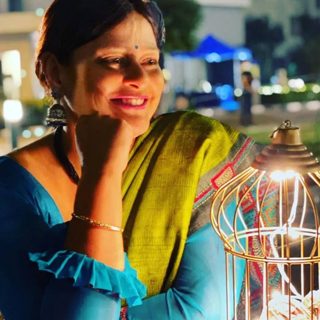 मयुरीच्या प्रवासाबद्दल बोलायच झाल्यास तिने 2003 साली NRI आदित्य ढिल्लो सोबत लग्न केलं आणि अमेरिकेला निघून गेली. अमेरिकेत जाऊन तिने आपलं शिक्षण पुढे सुरु ठेवण्याचा निर्णय घेतला. त्यानंतर अभिनेत्रीने न्यूयॉर्कच्या बारूक कॉलेजमधून मार्केटिंग आणि फायनान्समध्ये MBA केलं.  