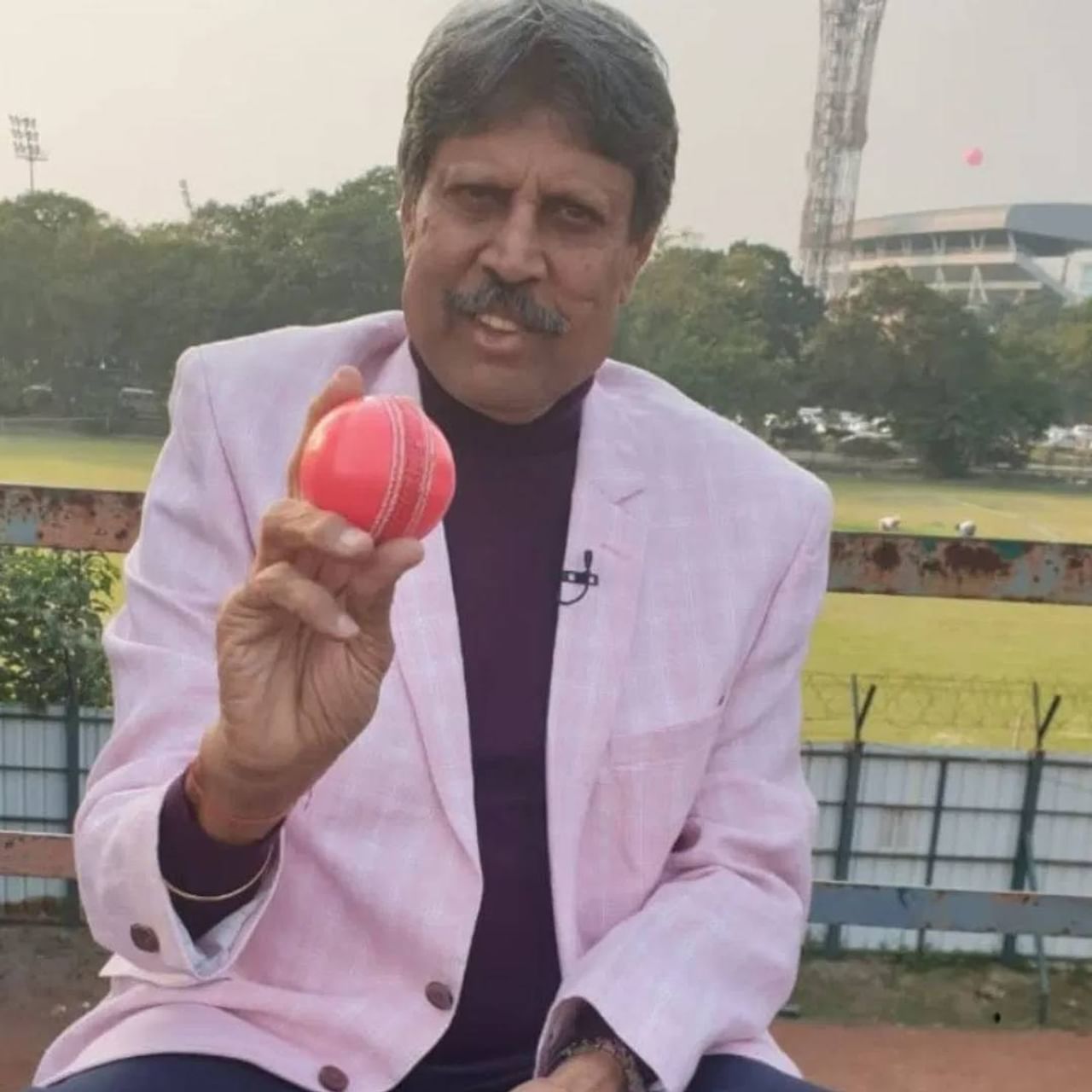 भारतीय क्रिकेटर्स आणि चित्रपट अभिनेत्रींच नाव नेहमी जोडलं जातं. यात अनुष्का-विराट, गीता-हरभजन, युवराज-हेजलसह अनेक नावं आहेत. असेही अनेक क्रिकेटर्स आहेत, ज्याचं फिल्म स्टार्ससोबत नाव जोडलं गेलं. नात्याची चर्चा झाली. पण ब्रेकअप झालं. आम्ही कपिल देवबद्दल बोलतोय. एका अभिनेत्रीसोबत त्यांचं नाव जोडलं गेलं. पण दोघांच लग्न झालं नाही. 