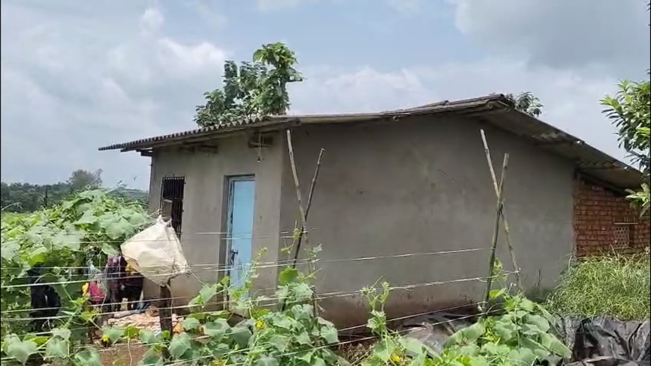 रायगड जिल्ह्यातील कर्जत तालुक्यात नेरळ पोलिसांनी स्थानिक ग्रामस्थांच्या मदतीने एमडी ड्रग्ज बनवणाऱ्या एका कारखान्याचा पर्दाफाश केला आहे. पाथरज ग्रामपंचायत हद्दीतील ताडवाडी येथील एका निर्जन घरात ही कारवाई करण्यात आली आहे. या प्रकरणी पाच तरुणांना अटक करण्यात आली आहे.