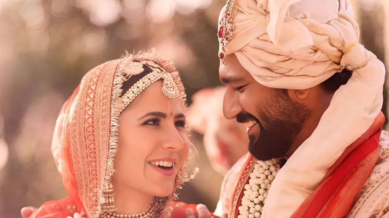 सौंदर्यवती अभिनेत्री कतरिना कैफ देखील तिचा पती विकी कौशलपेक्षा मोठी आहे. दोघांमध्ये पाच वर्षांचे अंतर आहे. कतरिनाचा जन्म जुलै 1983 मध्ये झाला होता. तर विकीचा जन्म सप्टेंबर 1988 मध्ये झाला. 2021 मध्येराजस्थानमध्ये मोठ्या थाटामाटात त्यांचं लग्न झाले.