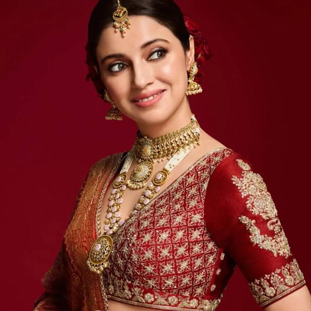 चित्रपट सृष्टीत असे अनेक कलाकार आहेत, जे कठीण भूमिका साकारण्याचा निर्णय घेतात. त्यासाठी त्यांना अनेक अडचणींचा सुद्धा सामना करावा लागतो. सोबतच त्यासाठी मेहनतही करावी लागते. अशा अभिनेत्रींपैकी एक आहे दिव्या खोसला. आपल्या अपकमिंग फिल्मच्या रोलसाठी तिने एक मोठ पाऊल उचललय. अलीकडेच तिने या बद्दल सोशल मीडियावर खुलासा केला. त्यामुळे सगळेच हैराण आहेत. 