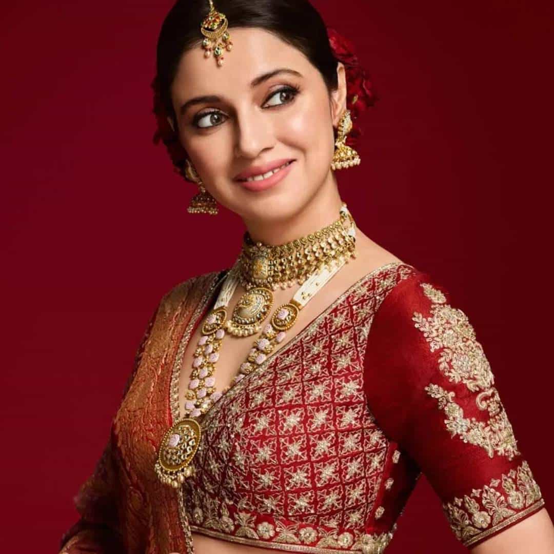 चित्रपट सृष्टीत असे अनेक कलाकार आहेत, जे कठीण भूमिका साकारण्याचा निर्णय घेतात. त्यासाठी त्यांना अनेक अडचणींचा सुद्धा सामना करावा लागतो. सोबतच त्यासाठी मेहनतही करावी लागते. अशा अभिनेत्रींपैकी एक आहे दिव्या खोसला. आपल्या अपकमिंग फिल्मच्या रोलसाठी तिने एक मोठ पाऊल उचललय. अलीकडेच तिने या बद्दल सोशल मीडियावर खुलासा केला. त्यामुळे सगळेच हैराण आहेत.