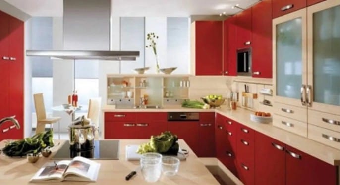 घरातील किचनला वास्तूशास्त्रात फार महत्त्व आहे. किचन म्हणजे फक्त चार भिंतीची एक खोली नसते. किचन हे संपूर्ण कुटुंबाचे आरोग्य, आनंद यांच्या उर्जेचे केंद्र असते. त्यामुळेच किचन बांधताना काही गोष्टी विचारात घेणे गरजेचे आहे. विशेष म्हणजे किचनमध्ये टाईल्स लावताना काही बाबी कटाक्षाने पाळल्या पाहिजेत.