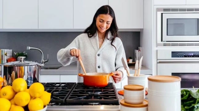 तुमच्या किचनमध्ये तुम्हाला नेहमी सकारात्मक ऊर्जा हवी असेल तर काळ्या आणि गडद रंगाच्या टाईल्स वापरणे टाळावे. वास्तूशास्त्राच्या नियमानुसार अशा प्रकारच्या टाईल्समुळे किचनमध्ये नकारात्मक ऊर्जा निर्माण होते. परिणामी घरात चिडचिड, भांडण अशी स्थिती निर्माण होऊ शकते.