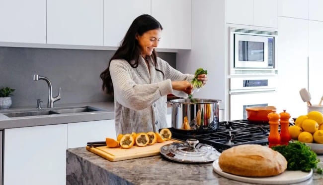 किचनमध्ये तुटलेल्या, भेगा पडलेल्या टाईल्स वापरून नयेत. किचनमध्ये अशा टाईल्स लावण्यात आलेल्या असतील तर त्या काढाव्यात. तुटलेल्या टाईल्स किचनमध्ये लावल्यास घरात वाद निर्माण होऊ शकतात. त्यामुळे किचनमध्ये चांगल्या आणि न फुटलेल्या टाईल्स लावाव्यात. 