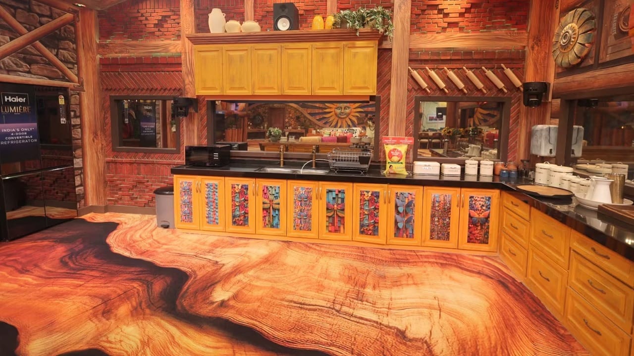   किचन एरिया - बिग बॉसचा किचन एरिया नेहमीच वादविवादाचे केंद्र राहिला आहे. मागील सीझनपेक्षा किचन एरिया लहान आहे, परंतु ते अशा प्रकारे डिझाइन केलं आहे की घरातील सदस्यांना एकमेकांच्या जवळ राहावे लागेल, जेणेकरून जेवण आणि कामावरून संघर्ष होण्याची शक्यता आहे.