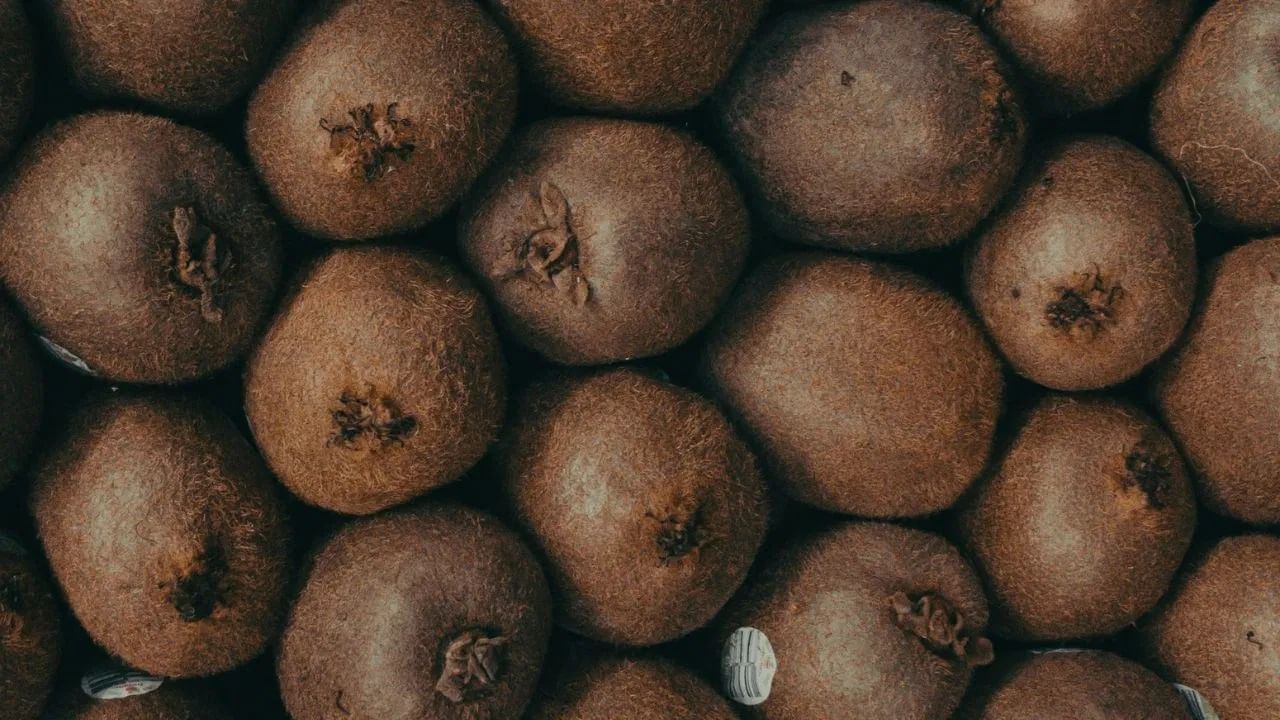 किवीमध्ये पोटॅशियम आणि फायबरचे प्रमाण चांगले असते, जे हृदयाच्या आरोग्यासाठी फायदेशीर असते. पोटॅशियम रक्तदाब नियंत्रित करण्यास मदत करते, ज्यामुळे हृदयरोगाचा धोका कमी होतो. याशिवाय, किवीमध्ये असलेले अँटीऑक्सिडंट्स कोलेस्टेरॉलची पातळी कमी करण्यास देखील मदत करतात.