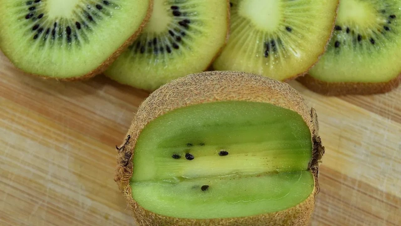 किवीमध्ये ल्युटीन आणि झेक्सॅन्थिनसारखे अँटीऑक्सिडंट्स असतात, जे डोळ्यांसाठी फायदेशीर असतात. हे घटक डोळ्यांना मोतीबिंदू आणि वयाशी संबंधित डोळ्यांच्या समस्यांपासून वाचवण्यास मदत करतात.