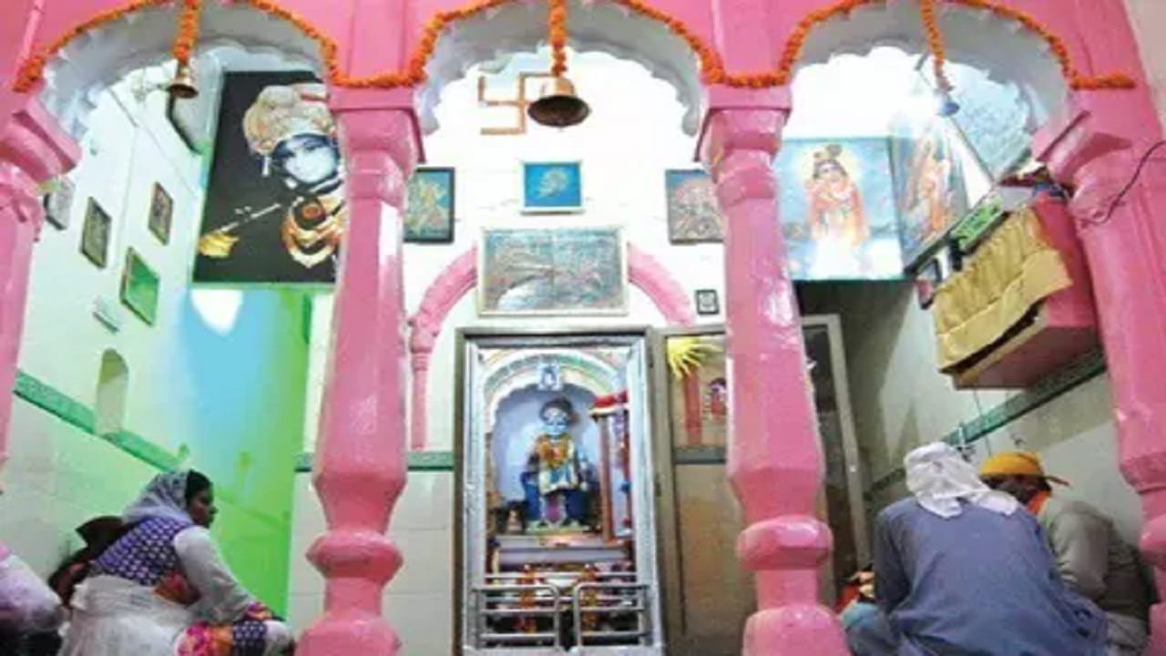 भारताचा सर्वात मोठा शत्रू असलेल्या 'या' मुस्लिम देशात चक्क श्रीकृष्णाचं सर्वात भव्य मंदिर; जाणून घ्या इतिहास आणि महत्त्व भारताचा सर्वात मोठा शत्रू असलेल्या 'या' मुस्लिम देशात चक्क श्रीकृष्णाचं सर्वात भव्य मंदिर; जाणून घ्या इतिहास आणि महत्त्व