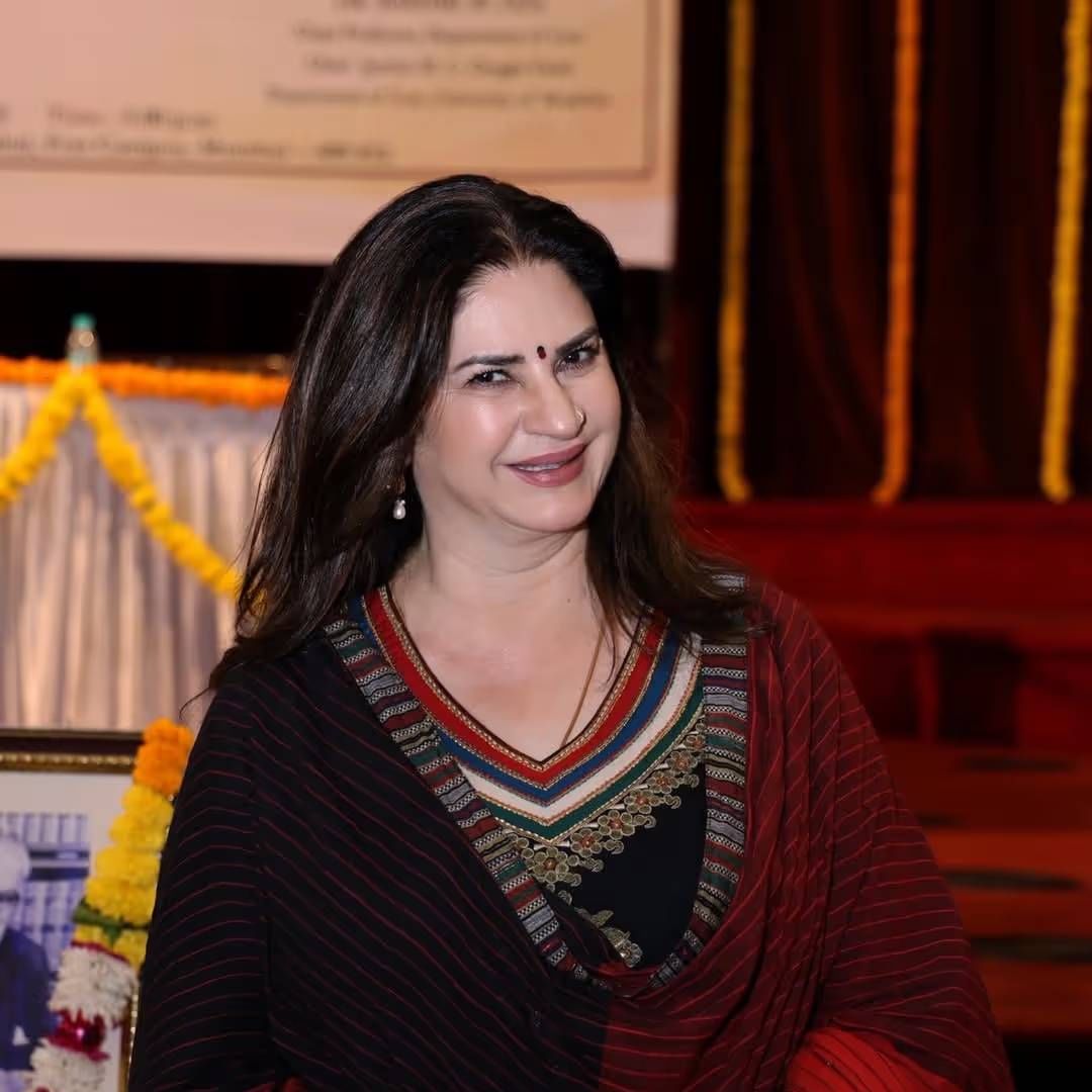 कुनिका सदानंद तिच्या पर्सनल लाइफमुळे खूप चर्चेत असते. तिने प्रसिद्ध गायक कुमार सानूसोबत अफेयरची कबुली दिली होती. त्यावेळी कुमार सानू विवाहित होते. कुनिकाच दोनवेळा लग्न मोडलय. दोन लग्नांपासून तिला दोन मुलगे आहेत. वयाच्या 61 व्या वर्षी सुद्धा ती इंटरनेट सेंसेशन आहे. फॅन्सची ती फेवरेट आहे. 