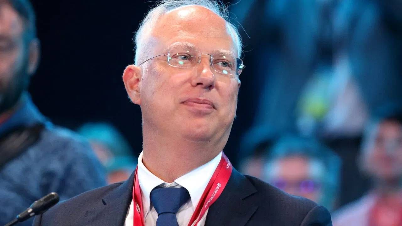 किरिल दिमित्रिएव यांची ओळख एका डील मेकरची आहे. ते 2011 पासून रशियाच्या sovereign wealth fund (RDIF) प्रमुख आहेत. पुतिन यांचे ते  विश्वासू आहेत. किरिल दिमित्रिएव पाश्चिमात्य निर्बंधांमधून मार्ग काढण्यासाठी ओळखले जातात. त्यांच्या रणनितीमुळेच निर्बंधाचा सामना करुनही रशिया पुढे गेला. 2025 मध्ये त्यांच्यावर परदेशी गुंतवणूक आणि आर्थिस सहकार्याच्या विशेष दूताची जबाबदारी सोपवण्यात आली. स्टॅनफोर्डमध्ये शिकलेले दिमित्रिएव रशियासाठी नवीन आर्थिक मार्ग खुले करत आहेत. 