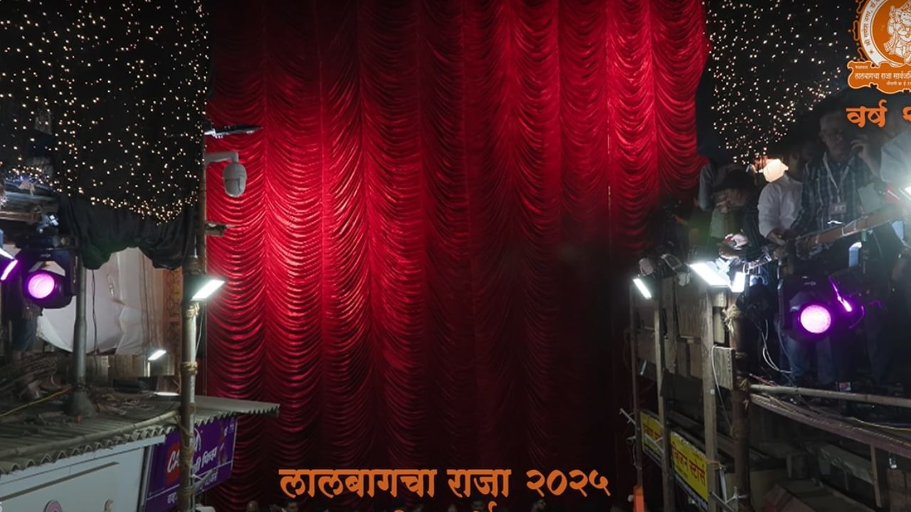  दरम्यान गणेशोत्सवाच्या पार्श्वभूमीवर मुंबईत 20 हजार पोलिसांचा फौजफाटा सज्ज झाला आहे. गणेशोत्सव काळात संवेदनशील ठिकाणांवर सीसीटीव्ही, ड्रोनद्वारे पोलिसांचा वॉच असणार आहे.