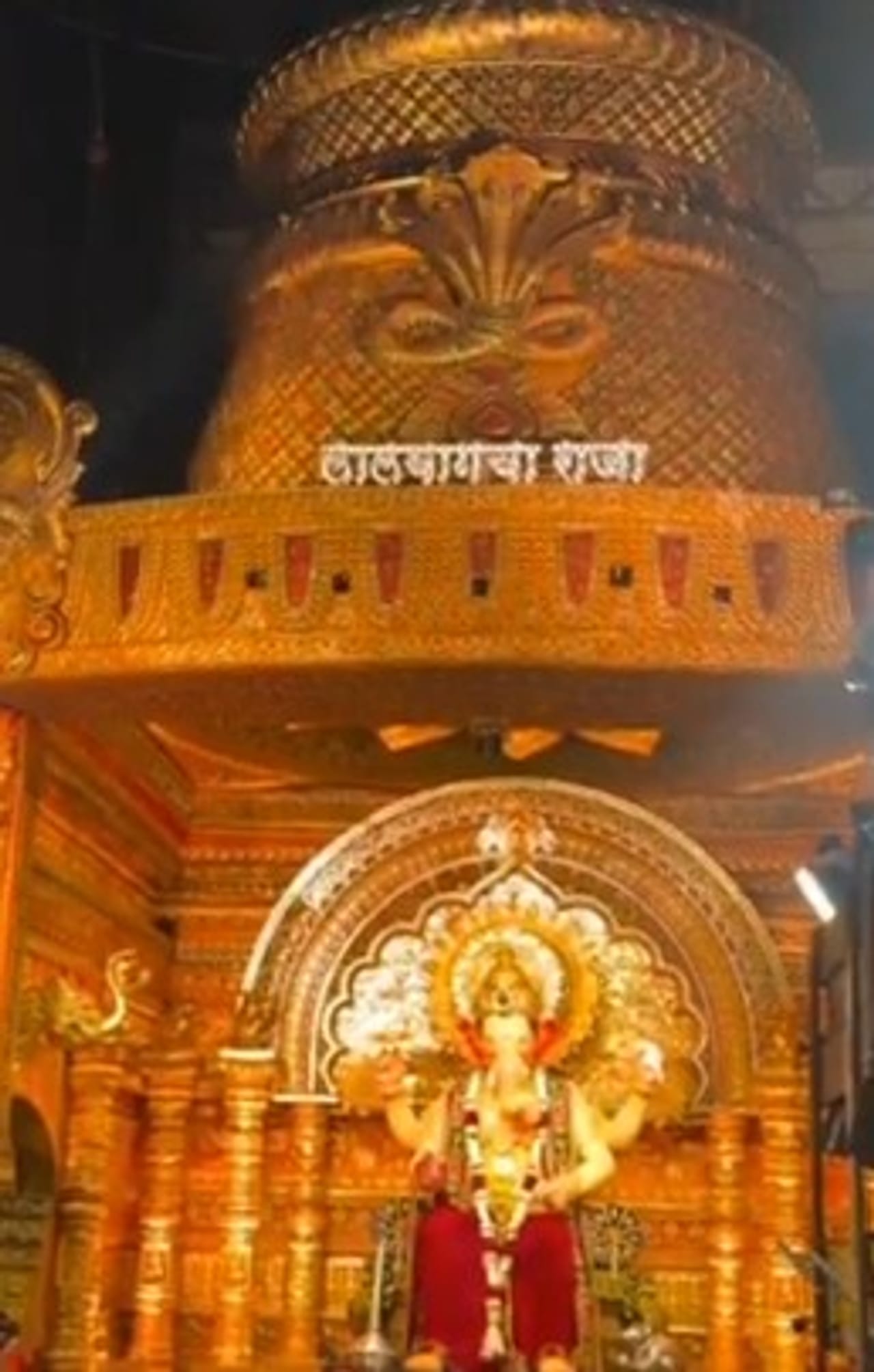 सध्या राज्यात गणेशोत्सवाची धूम आहे. घरोघरी गणेशाचे आगमन होत आहे. विशेष म्हणजे महाराष्ट्रतील मुंबईसह इतरही शहरांतील मोठे गणेश मंडळ मोठ्या थाटात गणेशमूर्ती आणल्या जात आहेत. 