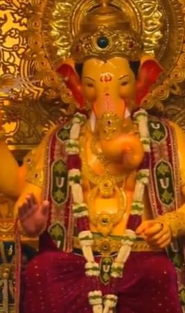 दरम्यान, प्रत्येक गणेशोत्सव सोहळ्यात मुंबईच्या लालबागच्या राजाची फक्त महाराष्ट्रातच नव्हे तर देशभरात चर्चा होत असते. दरवर्षी लालबागच्या राजाच्या आगमनाची गणेशभक्त आतुरतेने वाट पाहतात. दरम्यान याच लालबागच्या राजाच्या प्रथम दर्शनाचा सोहळा पार पडला. 