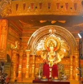 यावेळी मूर्तीकारांनी अवघ्या 20 दिवसांत लालबागचा राजा घडवलेला आहे. यावेळी अतिशय विलोभनीय लालबागच्या राजाचे रुप यावर्षी पाहायला मिळत आहे. आज प्रथम दर्शन सोहळ्याचा माध्यमातून जगभरात लालबागचा राजा दिसला आहे.