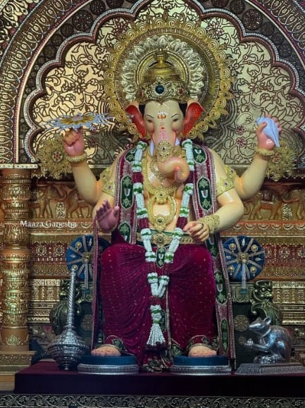 या मुखदर्शन सोहळ्याला भाविकांची अलोट गर्दी होताना पाहायला मिळत आहे. यावेळी लालबागच्या राजाची मूर्ती संतोष कांबळी यांनी साकारली आहे. या मूर्ती घडवण्याच्या संपूर्ण प्रक्रियेविषयी संतोष कांबळी यांनी सविस्तरपणे सांगितले आहे. 