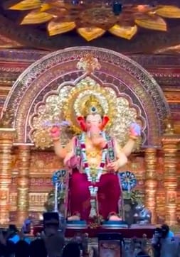 विसर्जन झाल्यानंतर बप्पा परत कधी आपल्याकडे विराजमान होणार याची सर्वांनाच आतुरता लागली असते. आज अखेर वर्षानंतर बप्पा पुन्हा लालबागमधे विराजमान झाले आहेत. यावेळी लालबागच्या राजाची मूर्ती घडवताना माझ्यासमोर मोठे आव्हान होते, असे संतोष कांबळी म्हणाले. 