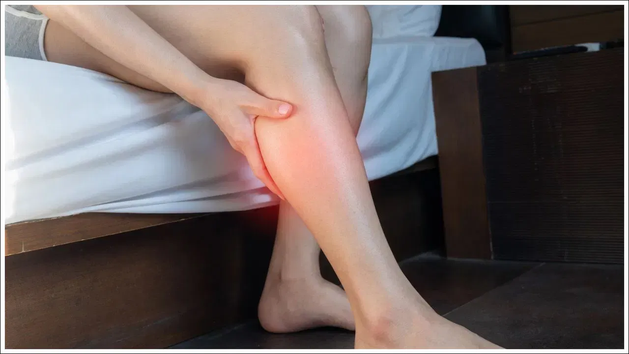 जीवनसत्त्व बी 12 नसांच्या आरोग्यासाठी खूप आवश्यक मानले जाते. याच्या कमतरतेमुळे नसांना नुकसान होऊ शकते, ज्यामुळे पायांमध्ये बधिरपणा, मुंग्या येणे, अशक्तपणा किंवा दुखणे यासारख्या समस्या उद्भवतात. याची कमतरता भरून काढण्यासाठी मांसाहारी आहार सुरू करा. मासे आणि अंडी यांना आहाराचा भाग बनवा. दूध, दही आणि पनीर यासारखी दुग्धजन्य पदार्थही चांगले पर्याय आहेत. याशिवाय काही डाळी आणि धान्यांमध्येही जीवनसत्त्व बी 12 आढळते.