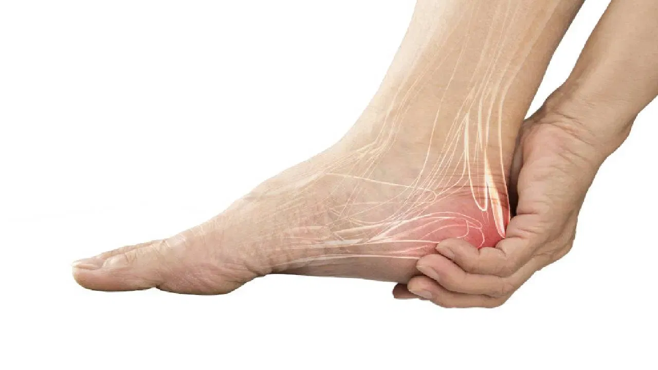 केवळ जीवनसत्त्वांची कमतरता नाही, तर काही इतर कारणेही आहेत जी पाय दुखण्याचे कारण बनू शकतात. जसे की आपल्या शरीरात मॅग्नेशियम आणि कॅल्शियमची कमतरता असणे. याशिवाय संधिवात, नसांवर दबाव, मधुमेहामुळे नसांना नुकसान होणे यामुळेही पायांमध्ये दुखणे होऊ शकते.