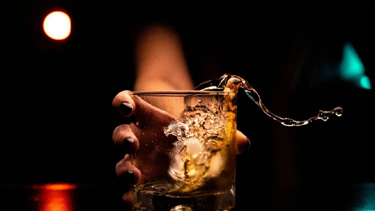 गर्लफ्रेंड, हॉस्टेल आणि दारू... रात्री झोपला तो सकाळी उठलाच नाही ! त्या रात्री काय घडलं ?