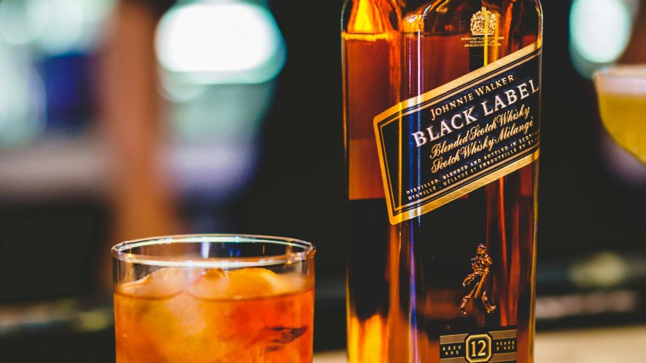 याच कारणामुळे आजही अनेक बार आणि पबमध्ये दारुसोबत चकणा म्हणून शेंगदाणे दिले जातात. तसेच ते मोठ्या प्रमाणावर उपलब्ध देखील असतात. विशेष म्हणजे दारुसोबत शेंगदाणे हे मद्यपींची पहिली पसंती असतात.