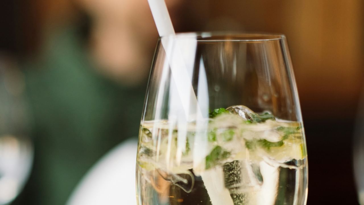 जेव्हा आपलं मन अशुद्ध असतं, तेव्हा देवाचं नाव घेणं किंवा पूजा करणं यात लक्ष लागत नाही. त्यामुळे या काळात दारु पिणे टाळावे, असे सांगितले जाते. जेणेकरून मन शांत आणि एकाग्र होऊन अध्यात्मिक साधना चांगली करता येते.