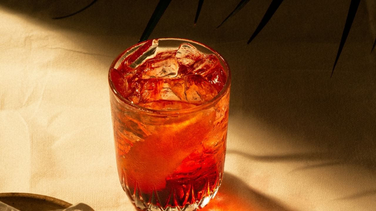 श्रावण महिन्यात दारू न पिण्यामागे केवळ धार्मिक श्रद्धाच नाही, तर आरोग्य आणि वैज्ञानिक दृष्टिकोन देखील आहे. श्रावण महिना हा मन आणि शरीर शुद्ध ठेवण्याचा काळ आहे. दारू पिणं हे वाईट सवयींमध्ये गणलं जातं, ज्यामुळे आपलं मन अशुद्ध होतं.