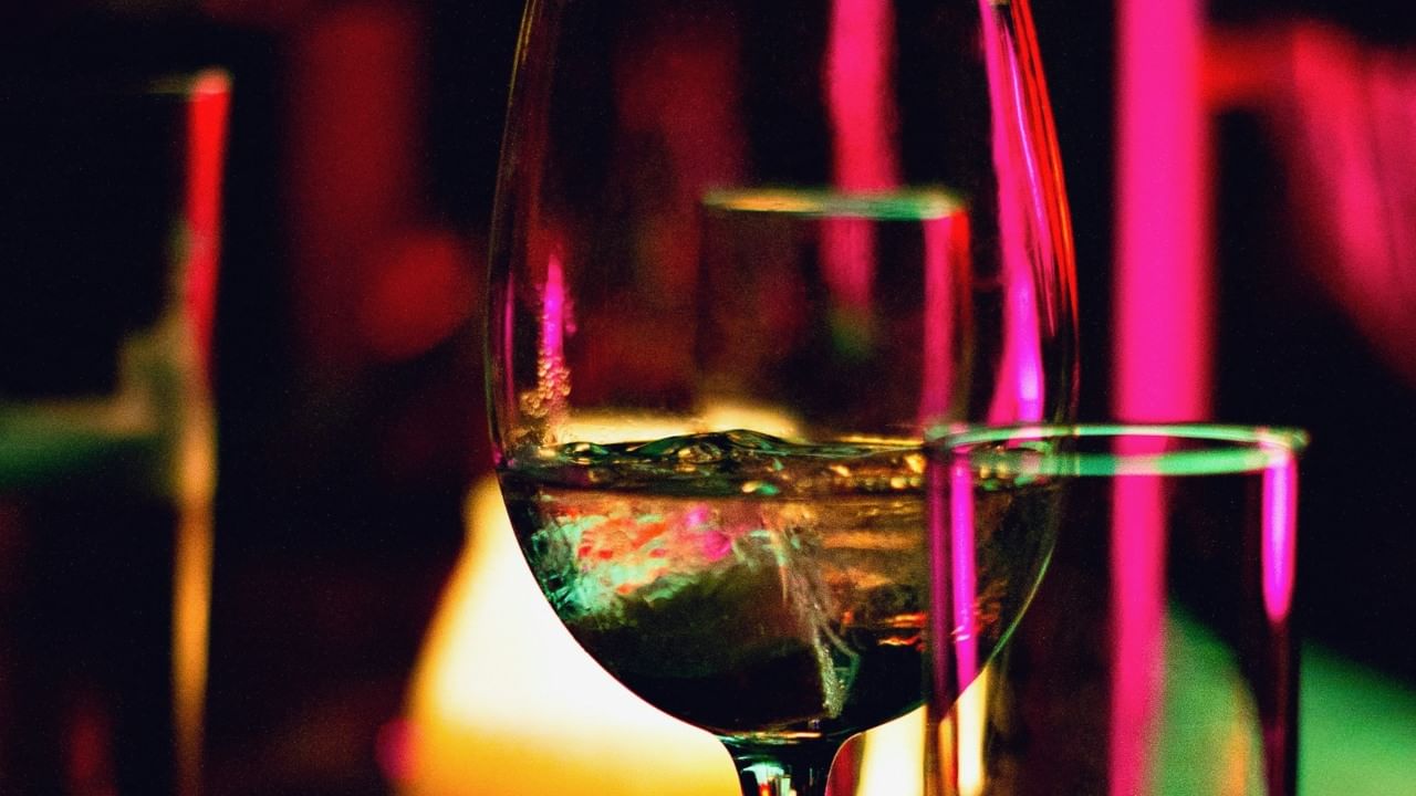 श्रावण महिना हा भारतीय संस्कृतीमध्ये अत्यंत महत्त्वाचा मानला जातो. हा महिना भगवान शंकराला समर्पित असल्यामुळे या पवित्र महिन्यात अनेक लोक उपवास करतात, पूजा-अर्चा करतात. श्रावण महिन्यात दारु पिऊ नये, असे अनेकदा म्हटले जाते. पण या काळात दारू पिणं का टाळावं? यामागे काही धार्मिक किंवा वैज्ञानिक कारण आहे का, याबद्दल आपण जाणून घेणार आहोत.