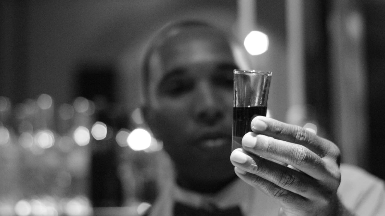 दारू प्यायल्याने शरीरातील पाण्याची पातळी कमी होते. पावसाळ्यात शरीराची रोगप्रतिकारशक्ती आधीच कमजोर झालेली असतो. त्यात पाण्याची कमतरता आरोग्यासाठी हानिकारक ठरू शकते.